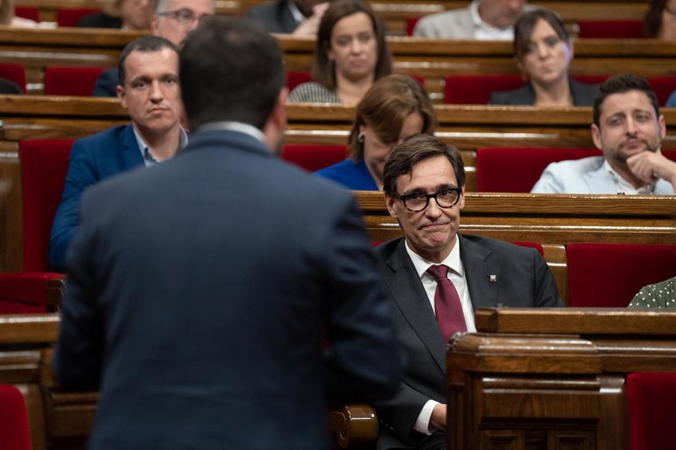 El primer secretario del PSC, Salvador Illa mientras la intervención del presidente de la Generalitat, durante una sesión de control al Govern, en el Parlament de Catalunya, a 5 de octubre de 2022, en Barcelona.
