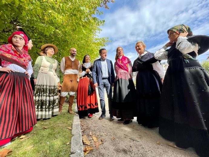 El secretario xeral de los socialistas gallegos, Valentín González Formoso, junto con la alcaldesa de Lugo, Lara Méndez, en las fiestas de San Froilán.