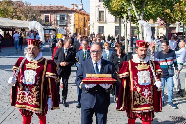 Procesión cívica en la que se ha trasladado la Partida de Bautismo de Miguel de Cervantes en Alcalá de Henares.