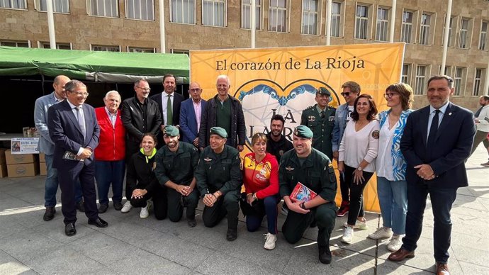 Autoridades, padrinos de la prueba y organizadores antes de la presentación de la Gladiator Race que se desarrollará en Logroño del 12 al 14 de mayo de 2023