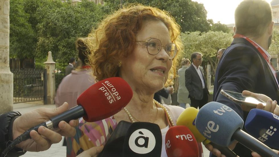 Dolores Cortés premiada por la Generalitat al ser la pionera en la moda de baño