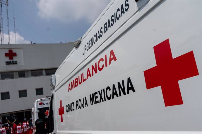 Archivo - Ambulancia en un hospital en México