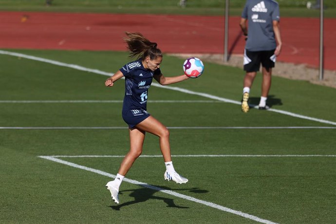 Archivo - Irene Guerrero in action during the training session of Spain Women Team at Ciudad del Futbol on June 22, 2022, in Las Rozas, Madrid, Spain.