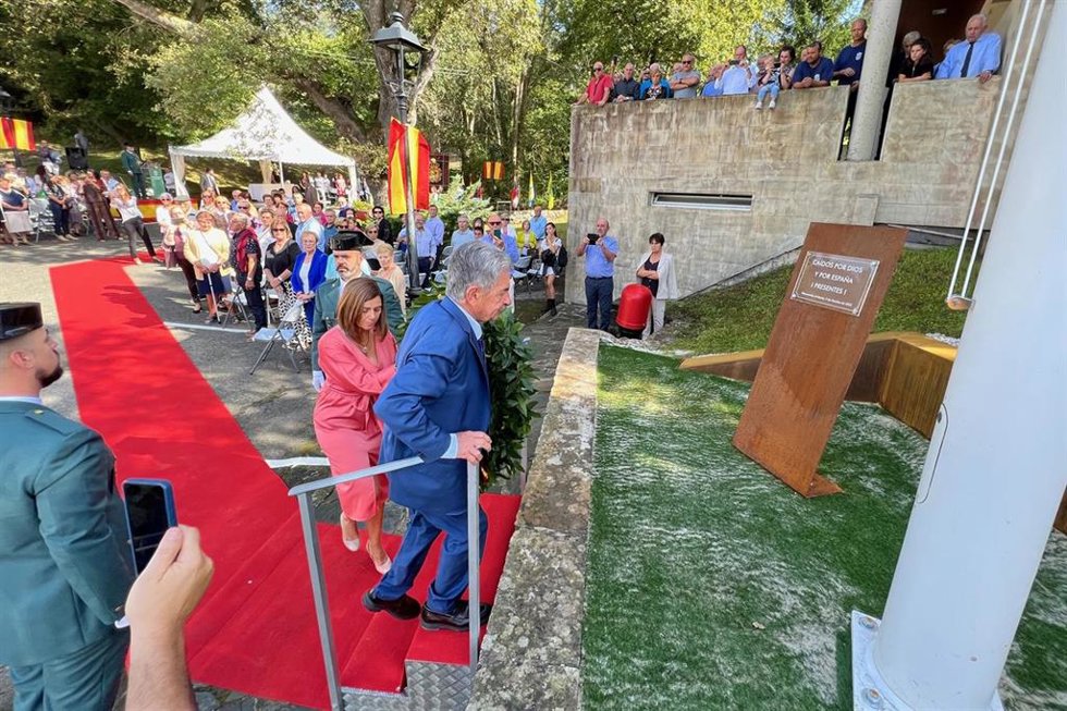 El presidente, Miguel Ángel Revilla, y la consejera de Presidencia,, Paula Fernández, en el acto de homenaje a la Guardia Civil