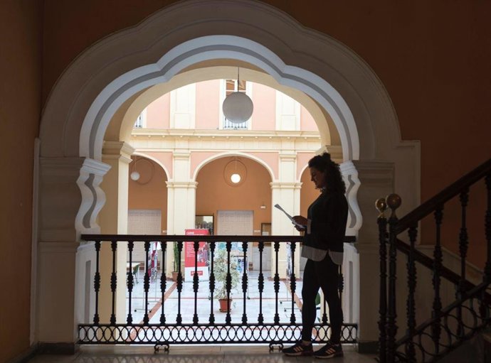 Archivo - Estudiante en la Facultad de Empresariales de la Universidad de Huelva. Archivo. 