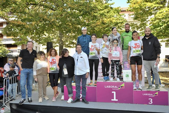 Autoridades y familiares con los ganadores de la prueba de 10 km de la  IX Carrera Solidaria Navarra a favor de ANFAS