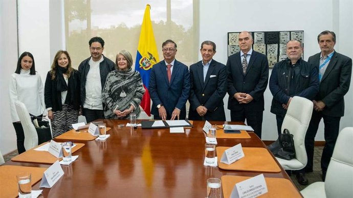 El presidente de Colombia, Gustavo Petro, con representantes de la Federación Colombiana de Ganaderos (FEDEGÁN)