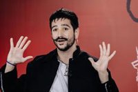 Camilo saca a bailar a los madrileños en su concierto gratuito en la Puerta de Alcalá