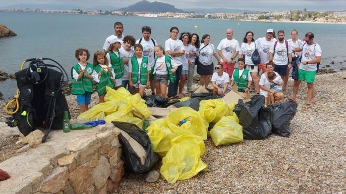 Buceadores voluntarios recogen 400 kilos de residuos de los fondos marinos de Cartagena