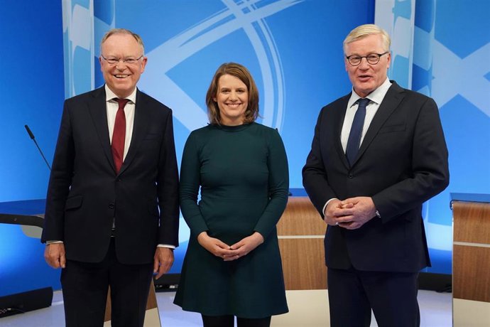 El candidato del Partido Socialdemócrata alemán (SPD) a las elecciones regionales de Baja Sajonia, Stephan Weil, junto a sus rivales, la ecologista Julia Willie Hamburg (Los Verdes) y el conservador Bernd Althusmann (Unión Cristiano Demócrata, CDU)