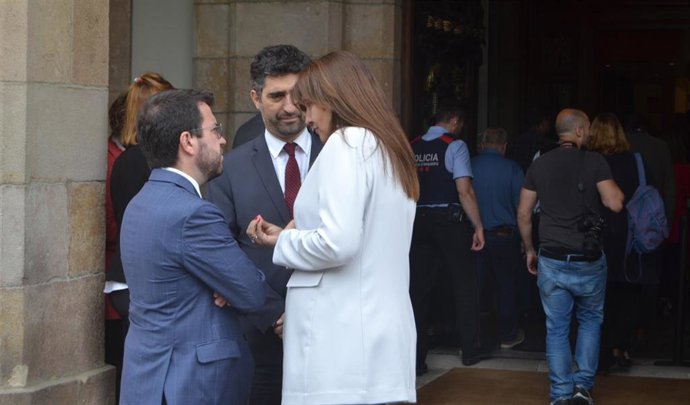 Archivo - El presidente de la Generalitat, Pere Aragons, habla con la presidenta del Parlament, Laura Borrs, y el vicepresidente de la Generalitat, Jordi Puigneró, a 25 de mayo de 2022.