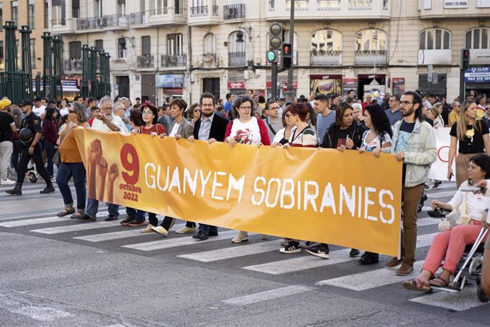 Asistentes durante la manifestación convocada por la Comissió 9Octubre bajo el lema Guanyar Sobiranies