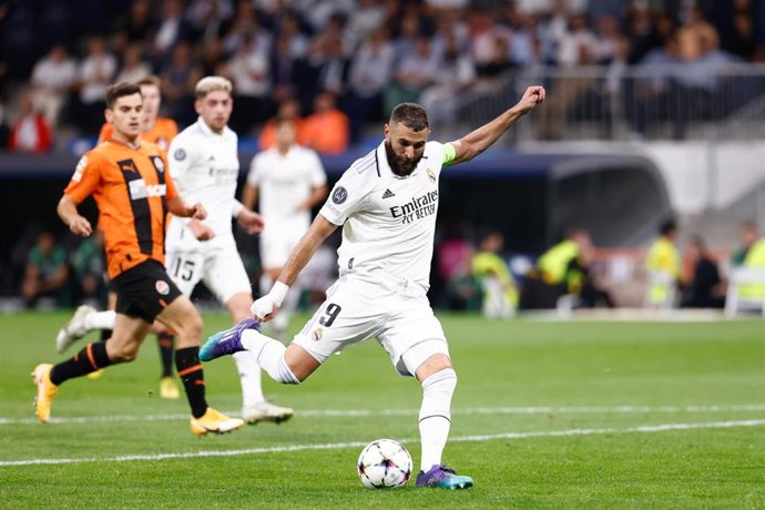 Karim Benzema golpea un balón durante el Real Madrid-Shakhtar de la Liga de Campeones 2022-2023