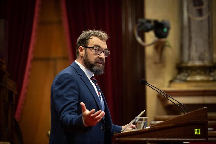 Archivo - El portavoz de ERC en el Parlament, Juli Fernández, interviene en la segunda sesión del Pleno en el Parlament de Cataluña, a 6 de octubre de 2021, en Barcelona, Cataluña (España). 