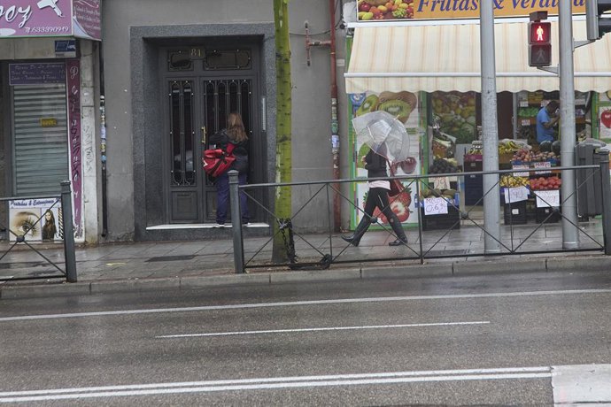 Una chica camina con un paraguas por la acera, a 15 de septiembre de 2022, en el distrito de Carabanchel, en Madrid (España). Las precipitaciones producidas por la borrasca Danielle en la Comunidad de Madrid se van a intensificar en el día de hoy conf