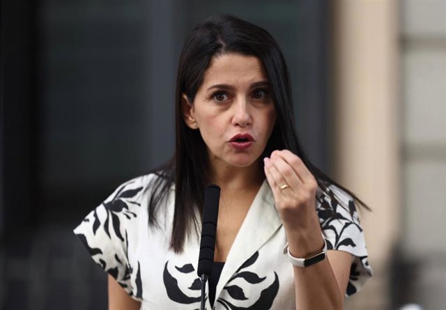 La líder de Ciudadanos, Inés Arrimadas, ofrece declaraciones a los medios durante una sesión plenaria, en el Congreso de los Diputados, a 6 de octubre de 2022, en Madrid (España).