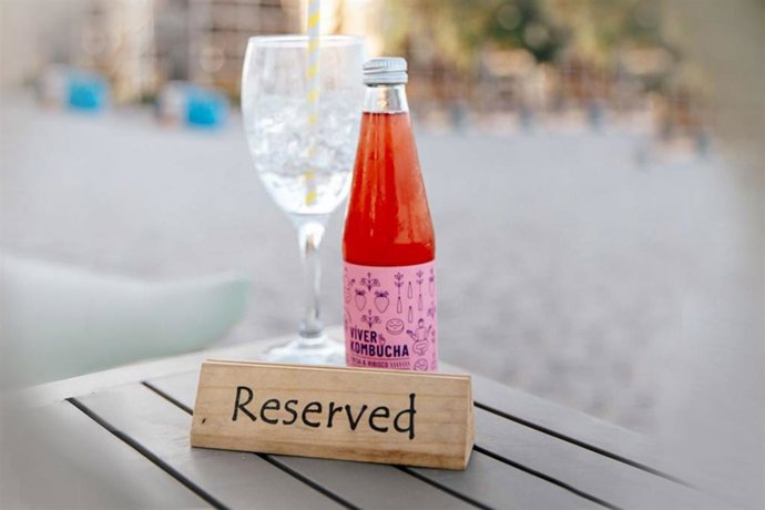 Con motivo del Día de la Restauración, la firma andaluza ha presentado su particular maridaje en donde las tapas más tradicionales se funden con los sabores ácidos de la kombucha para ofrecer un toque diferente y saludable.