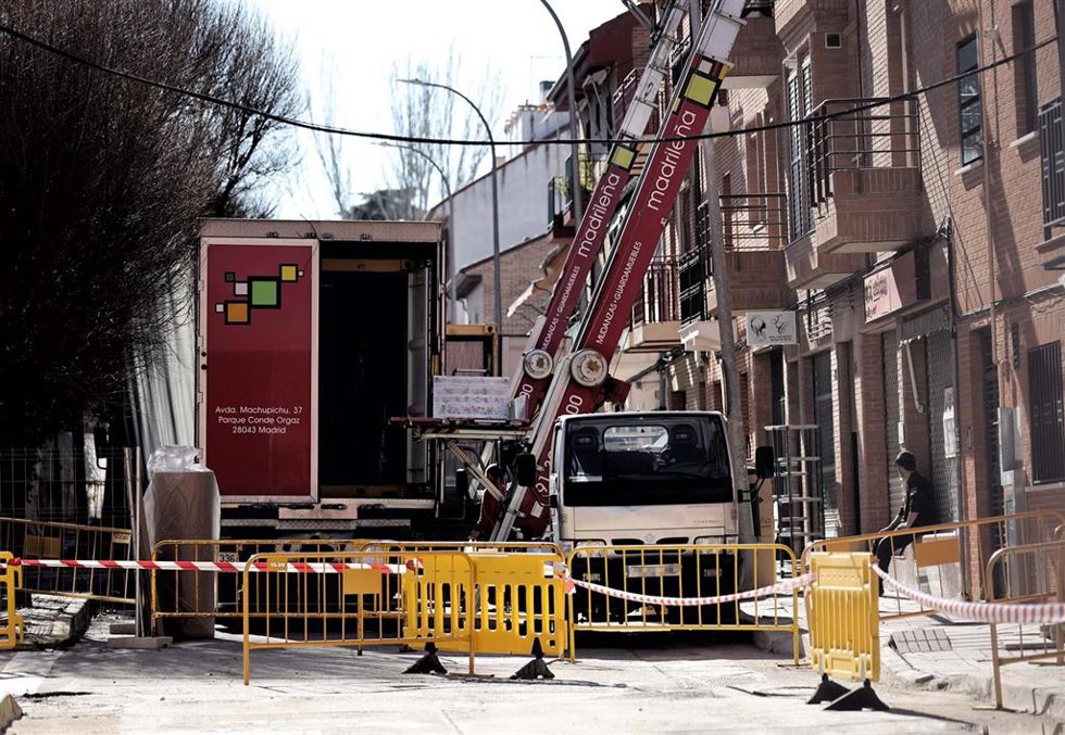 Archivo - Un camión en la demolición de algunas de las casas afectadas por la Línea 7B de Metro.