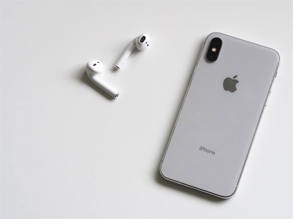 Unos AirPods con un iPhone