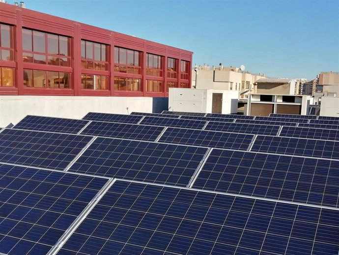 Archivo - Instalación de placas solares en un colegio
