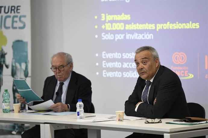 Archivo - El presidente de DigitalEs, Eduardo Serra, y el director general, Victor Calvo Sotelo, en una rueda de prensa para presentar el Summit 2022 DigitalEs que se celebra entre el 6 y el 8 de julio en Madrid.