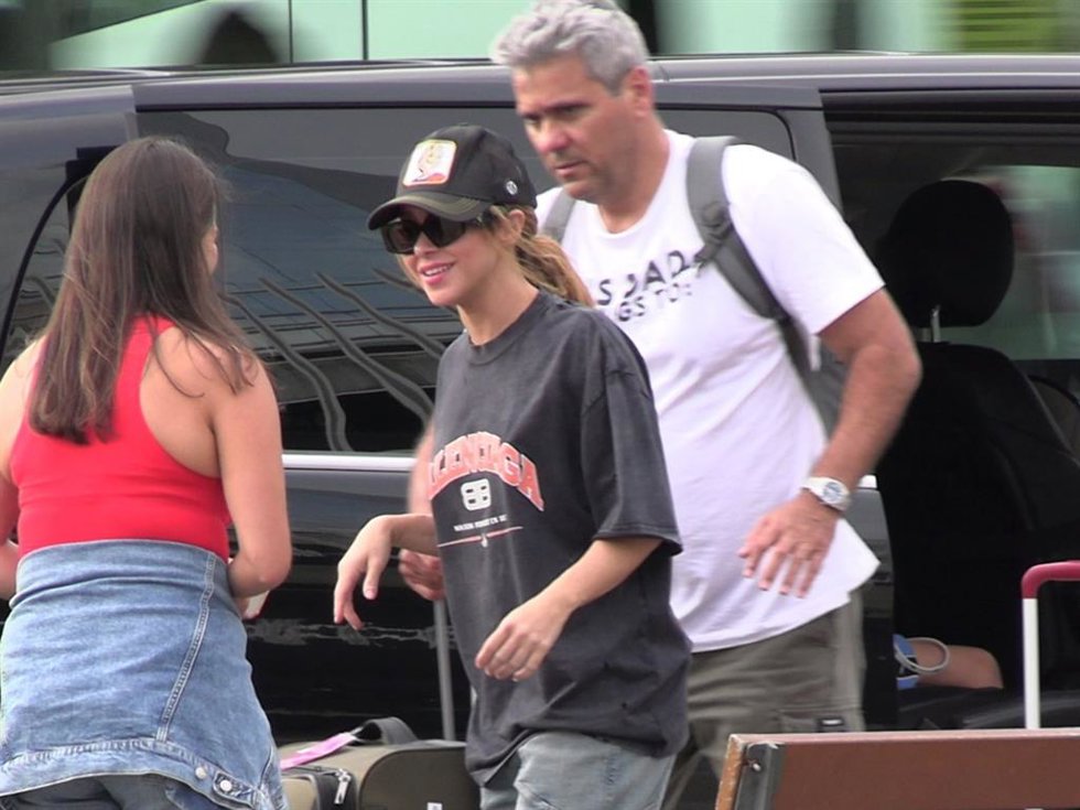 Shakira, atendiendo amablemente a una fan en presencia de su hermano Tonino