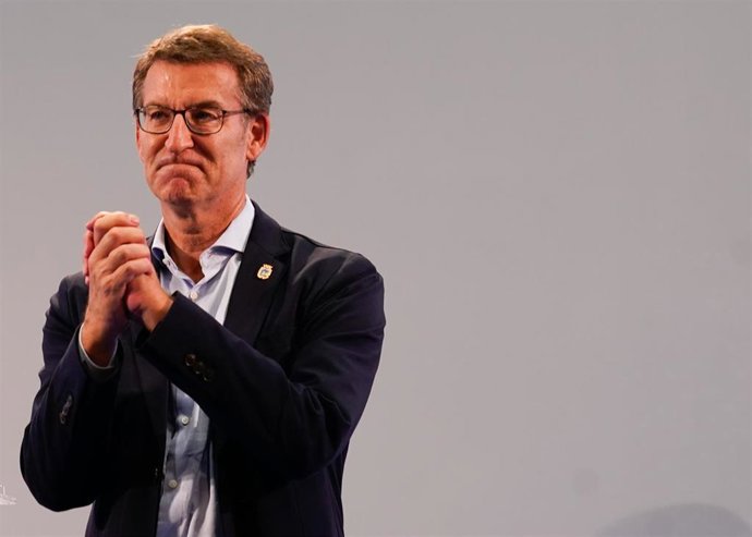 El presidente del Partido Popular, Alberto Núñez Feijóo, durante la clausura del congreso del PP de Cantabria, en la Universidad de Cantabria, a 7 de octubre de 2022, en Santander, Cantabria (España). 