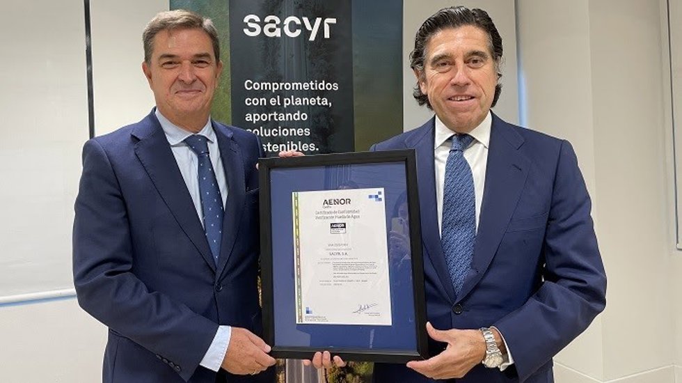 El presidente de Sacyr, Manuel Manrique, recibe la verificación de la huella de agua de la compañía