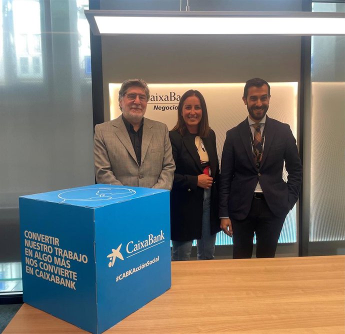 El director de la Asociación Down Burgos, Luis Mayoral, con representantes de la Fundación La Caixa.