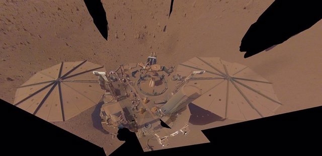 El módulo de aterrizaje InSight Mars de la NASA tomó esta selfie final el 24 de abril de 2022.  Los paneles solares del módulo de aterrizaje se han cubierto de polvo desde su llegada a Marte en 2018