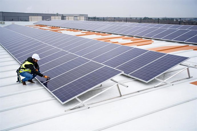 Archivo - Placas solares en la azotea de un edificio.