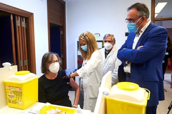 El consejero de Sanidad, Raúl Pesquera, asiste en el centro de salud Puertochico al inicio de la campaña de vacunación contra la gripe