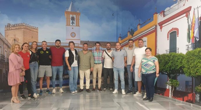 Firma del convenio entre el alcalde de La Algaba, Diego Manuel Agüera, y las entidades locales que participan en los programas de inclusión de los más vulnerables en actividades deportivas y musicales.