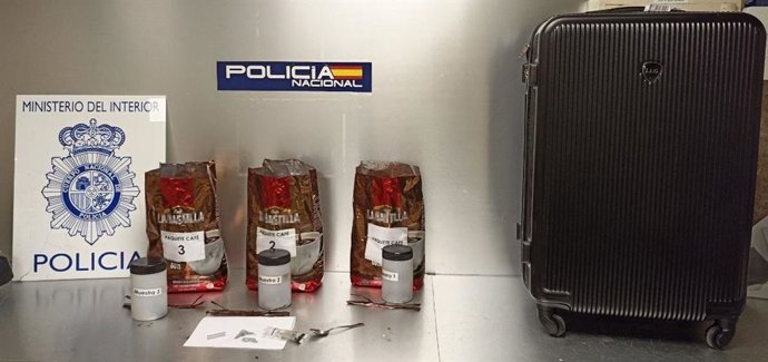 Detenidos dos viajeros en Barajas por llevar 11 paquetes de café mezclados con cocaína en las maletas