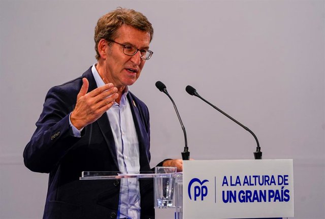 El presidente del Partido Popular, Alberto Núñez Feijóo, interviene durante la clausura del congreso del PP de Cantabria, en la Universidad de Cantabria, a 7 de octubre de 2022, en Santander, Cantabria (España). 