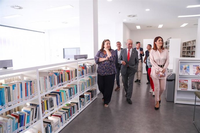 El alcalde de Málaga, Francisco de la Torre, acompañado de la concejala de Cultura, Noelia Losada, en la biblioteca pública municipal Vicente Espinel del Puerto de la Torre