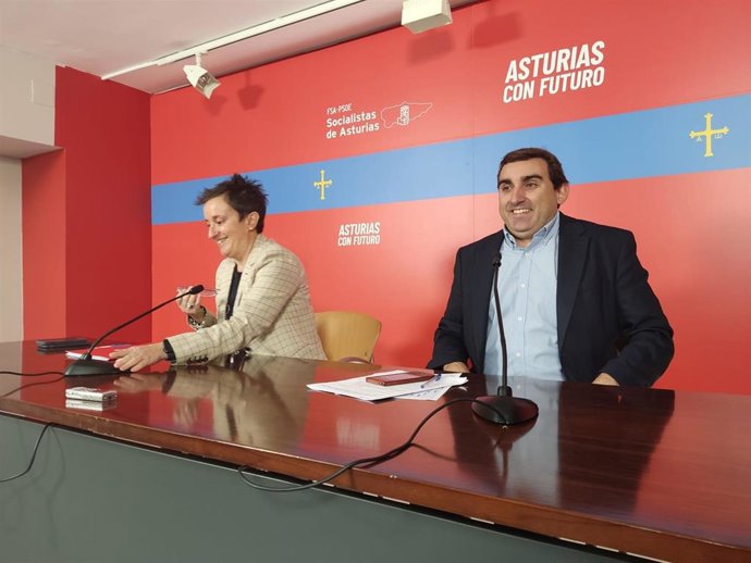Los socialistas María Fernández y Roberto Morís en rueda de prensa en la FSA.