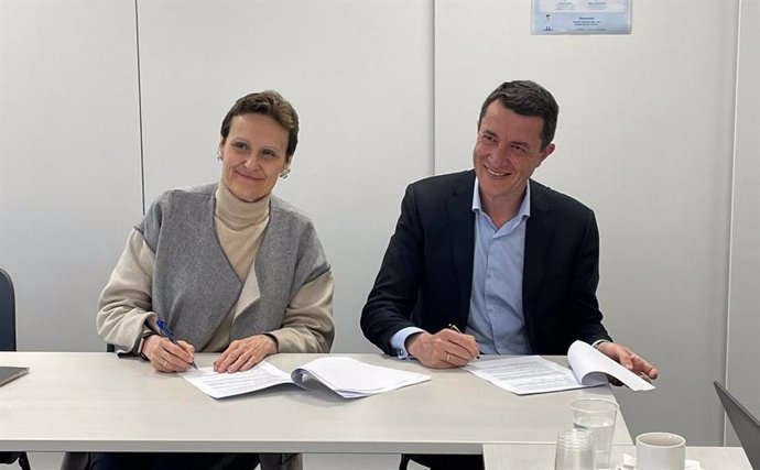 Blanca Losada, Presidenta de Fortia Energía y Alberto Martín, CEO de NetOn Power, firmando el acuerdo de colaboración