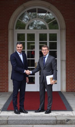 El presidente del Gobierno, Pedro Sánchez (i) y el presidente del Partido Popular, Alberto Núñez Feijóo (d), se saludan a su llegada a una reunión en La Moncloa, a 10 de octubre de 2022, en Madrid (España). El presidente del Ejecutivo ha convocado al lí