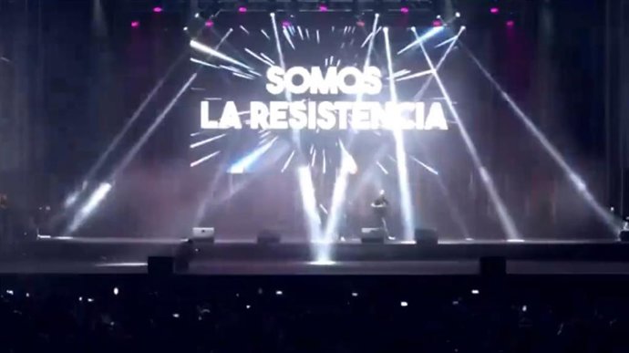 Captura de la actuación del grupo que canta "vamos a volver al 36" en el evento Viva22 de Vox.