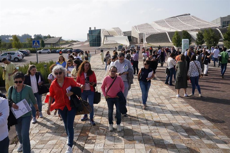 Varias personas salen de la Cidade de Cultura durante el desalojo por amenaza de bomba, a 7 de octubre de 2022, en Santiago de Compostela, A Coruña, Galicia (España). Efectivos de la Policía han desalojado los juzgado de Santiago de Compostela y la sede