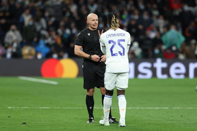 Archivo - Eduardo Camavinga con Szymon Marciniak en el Real Madrid-Chelsea de la pasada temporada