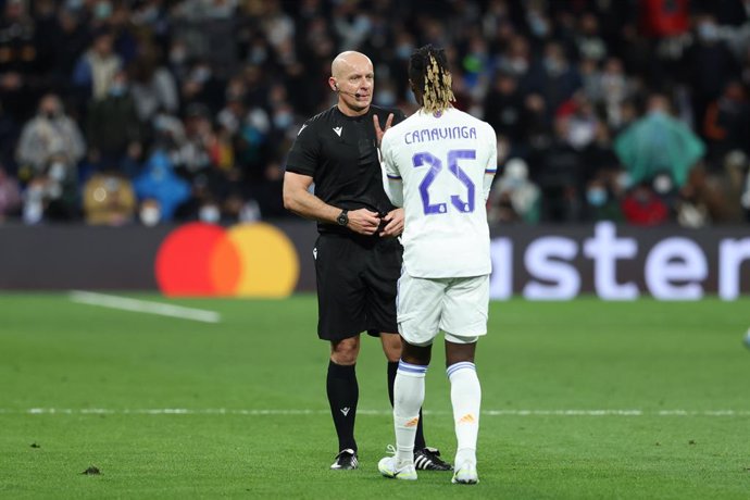 Archivo - Eduardo Camavinga of Real Madrid protest to Szymon Marciniak, referee of the match, during the spanish league, La Liga Santander, football match played between Real Madrid and Chelsea FC at Santiago Bernabeu stadium on april 12, 2022, in Madri