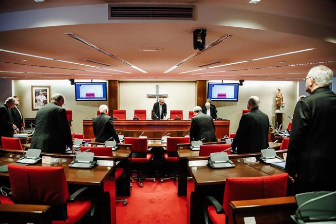 Archivo - Los obispos en una reunión de la Comisión Permanente.