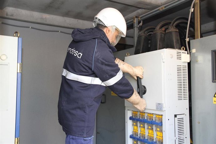 Archivo - Un operario trabaja en los cuadros de baja tensión de Endesa.