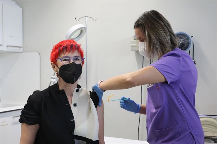 La consejera de Salud del Gobierno foral, Santos Induráin, recibiendo las vacunas contra la gripe y contra el Covid-19.