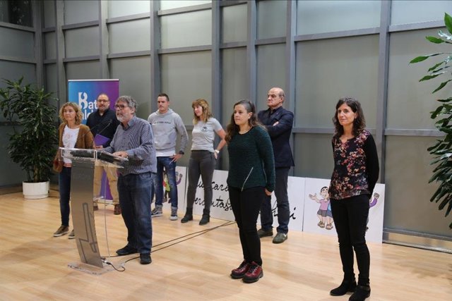 Ezkerretik eskuinera: Iñigo Salaberria (HEIZE), Miren Zubizarreta (ELA), Ibon Idirin (HEIGE), Ainhoa Astigarraga (STEILAS), Paul Bilbao (Kontseilua), Koldo Tellitu (Ikastolen Elkartea), Irati Tobar (LAB) eta Ainhoa Azpirotz (Hik Hasi).