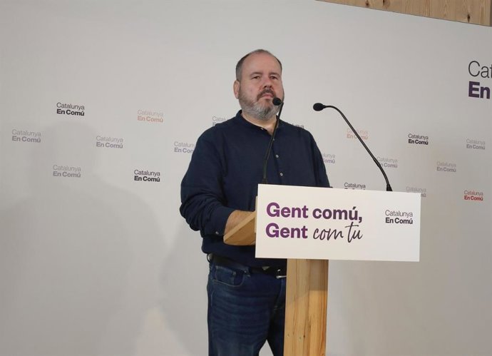 El portavoz de los comuns y diputado en el Congreso, Joan Mena, en rueda de prensa