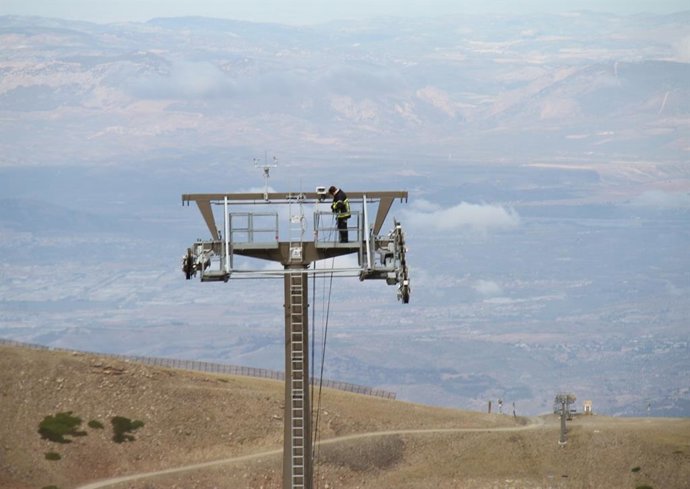 Una de las pilonas del nuevo telesilla Veleta II, ya telesilla Alhambra.