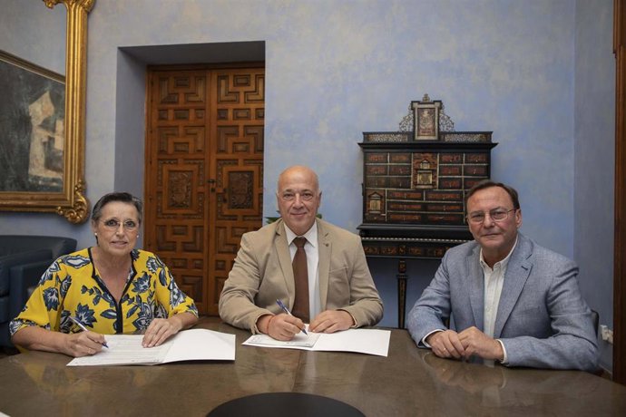 El presidente de la Diputación de Córdoba, Antonio Ruiz (centro), en la firma con la alcaldesa de Aguilar de la Frontera, Carmen Flores.